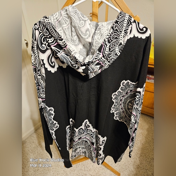 Metropolitan Black Pink Zippered All Over Patterned Lightweight Plus Size Jacket - Picture 11 of 11